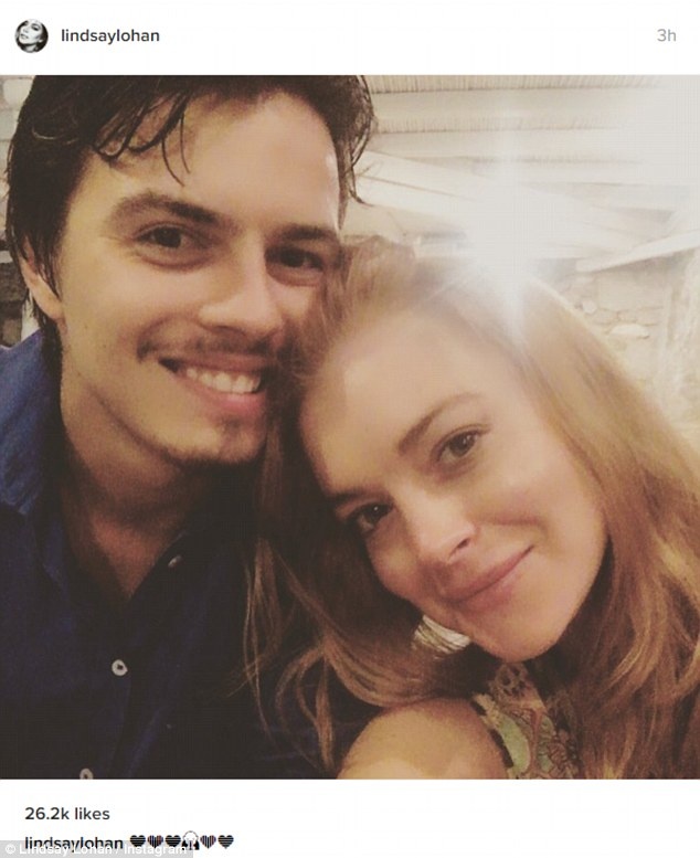 Lindsay nem dien thoai truoc mat me cua ban trai trieu phu anh 3