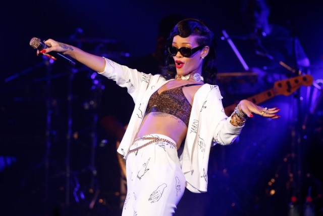 Rihanna bị ném nội y lên sân khấu ảnh 2 Rihanna bi nem noi y len san khau anh 2