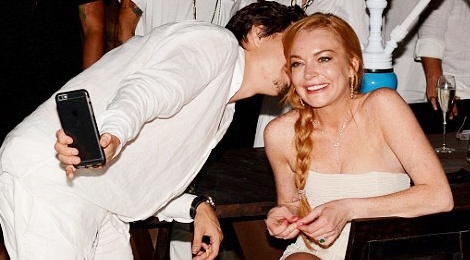 Lindsay nem dien thoai truoc mat me cua ban trai ty phu hinh anh