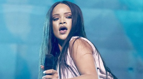 Rihanna phan ung hai huoc khi fan nem noi y len san khau hinh anh
