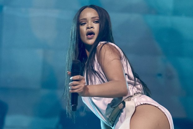 Rihanna bị ném nội y lên sân khấu ảnh 1 Rihanna bi nem noi y len san khau anh 1