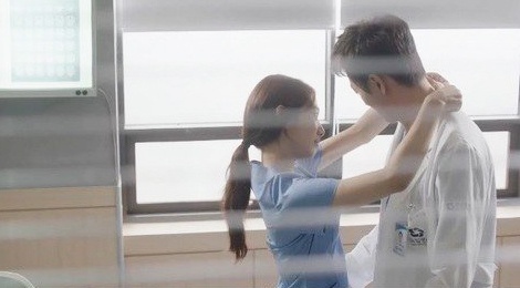Kim Rae Won tuong bo duoc Park Shin Hye om trong 'Doctors' hinh anh