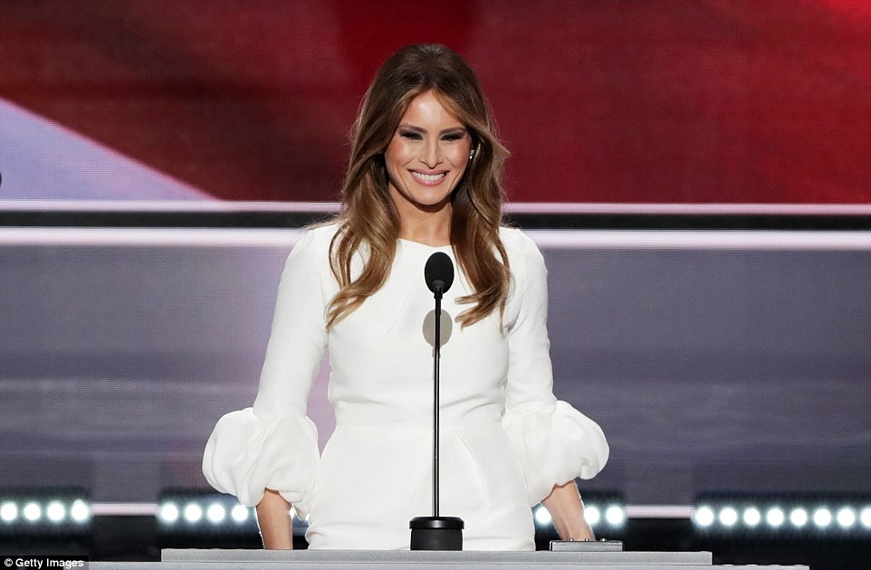 Vo Donald Trump dien vay dat tien phat bieu tai su kien hinh anh