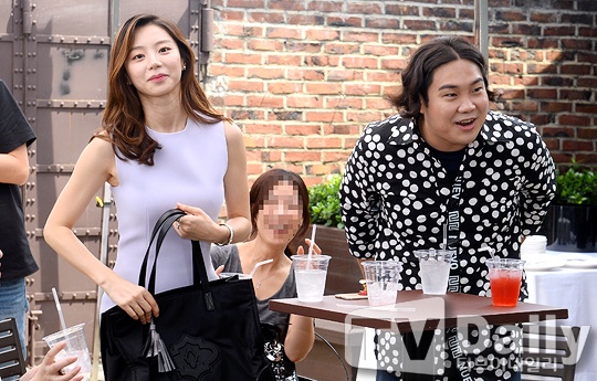 Vo Bae Yong Joon om bung bau be xiu anh 5