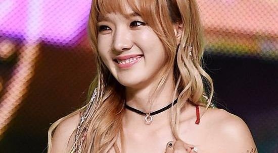 Kieu nu Kpop dut day ao tren san khau hinh anh