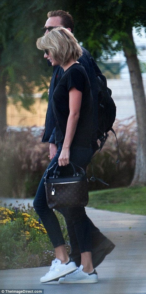 Giua tam bao,  Taylor Swift va ‘Loki’ van nam tay nhau hanh phuc anh 2