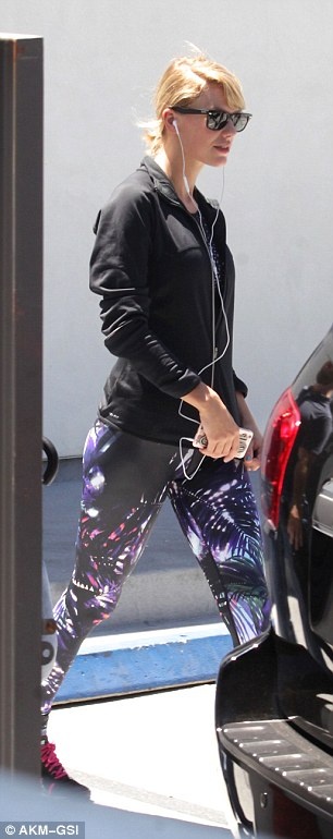 Giua tam bao,  Taylor Swift va ‘Loki’ van nam tay nhau hanh phuc anh 3