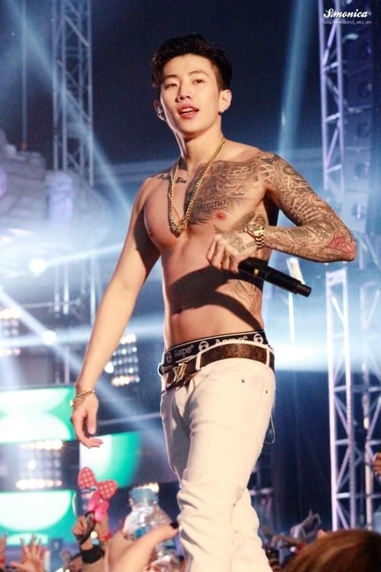 Ca sĩ Hàn cởi áo biểu diễn theo yêu cầu của khán giả ảnh 1 Ca si Han coi ao bieu dien theo yeu cau cua khan gia anh 1