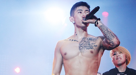 Ca si Han bi khan gia 'ep' coi ao hinh anh