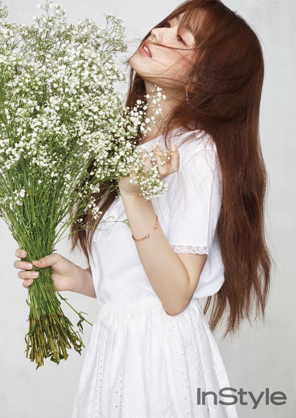 Kieu nu co trang xu Han do sac voi hoa anh 2