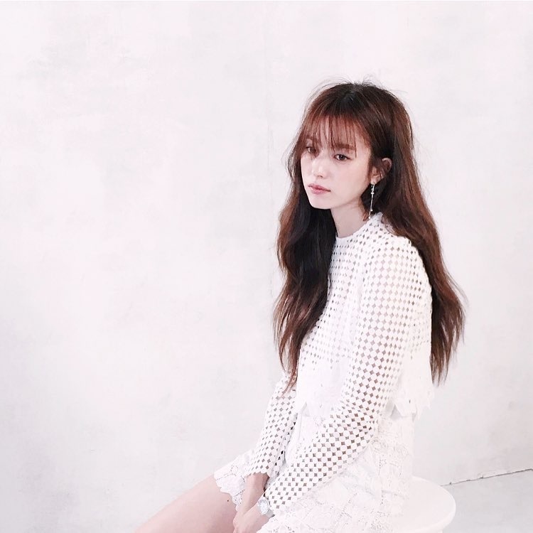 Kieu nu co trang xu Han do sac voi hoa anh 7