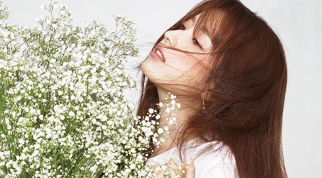 Kieu nu co trang xu Han do sac voi hoa hinh anh