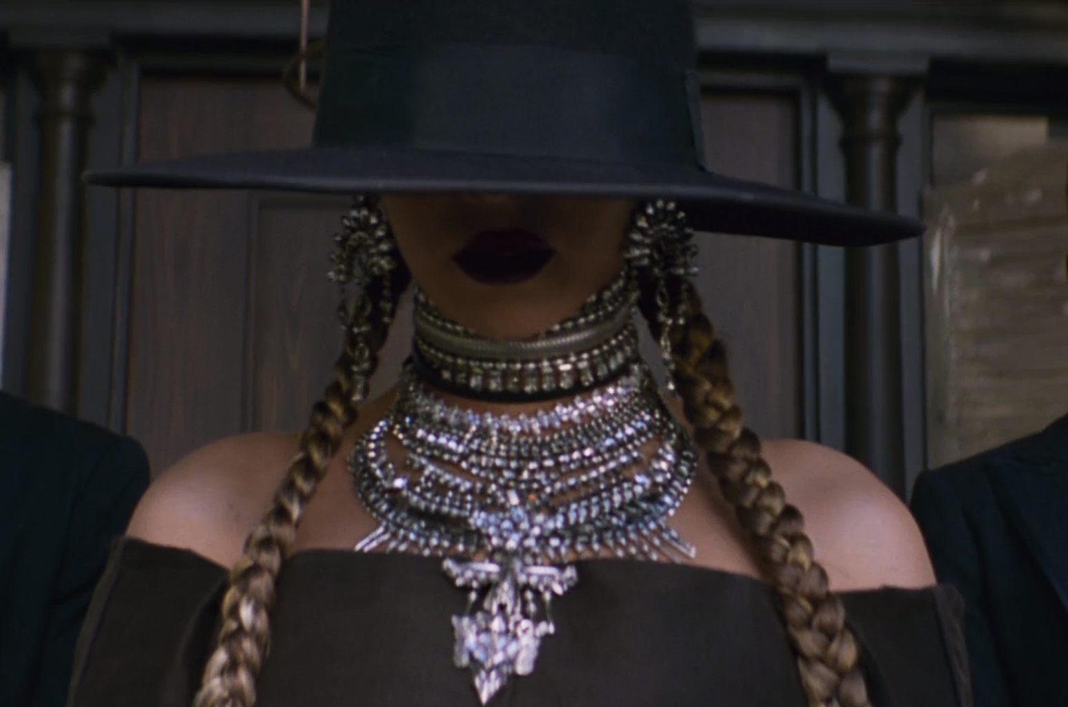 Cau chuyen ve vong co choker trong lich su am nhac hinh anh