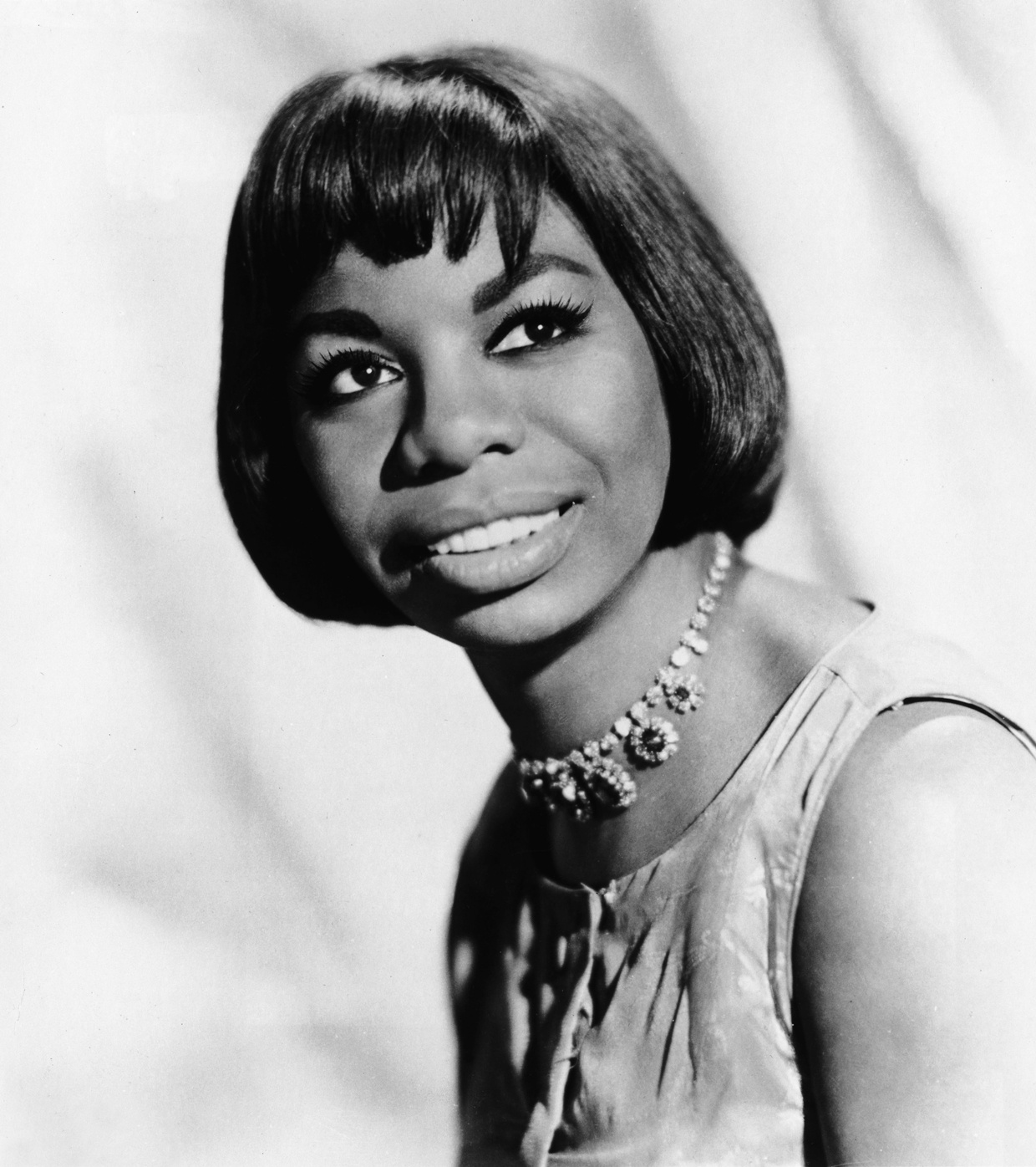 Vòng cổ choker: Tượng đài thời trang bất hủ trong lịch sử âm nhạc  ảnh 2 Vong co choker: Tuong dai thoi trang bat hu trong lich su am nhac anh 2