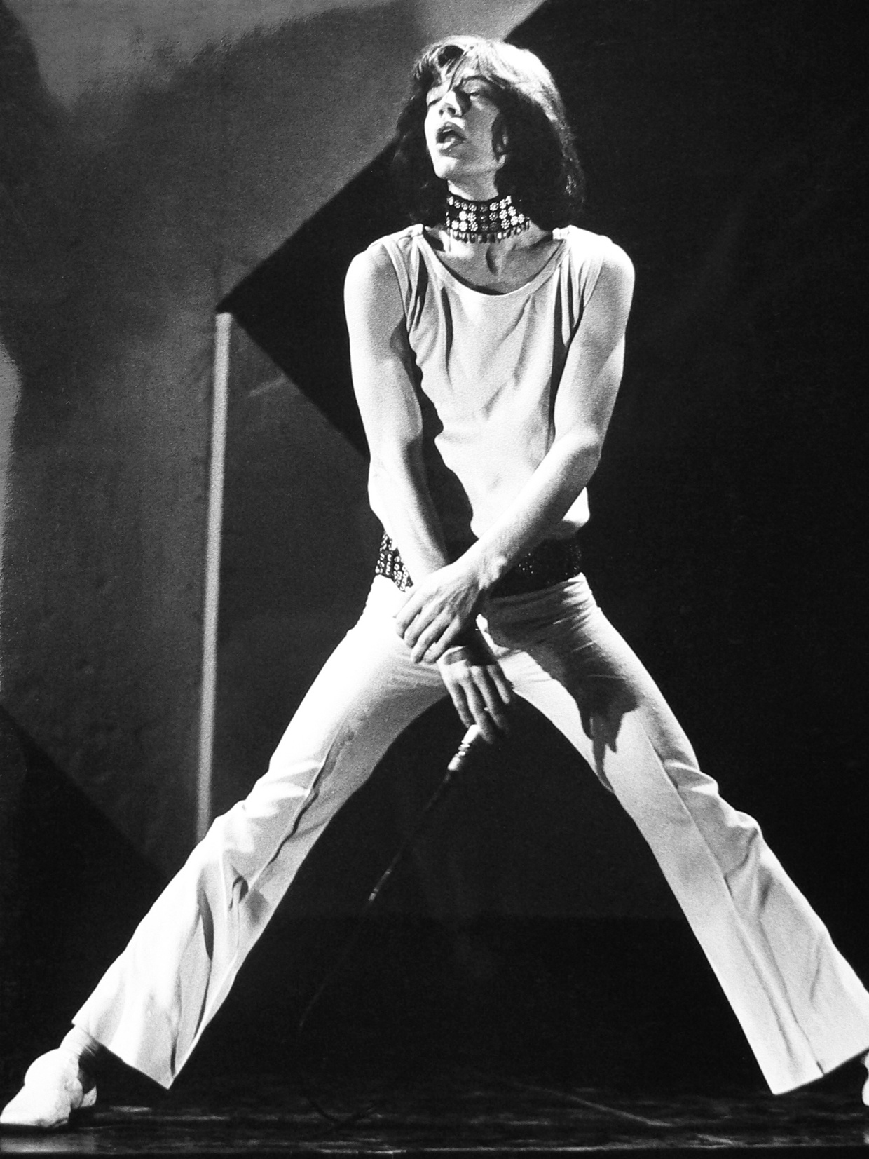 Vòng cổ choker: Tượng đài thời trang bất hủ trong lịch sử âm nhạc  ảnh 3 Vong co choker: Tuong dai thoi trang bat hu trong lich su am nhac anh 3