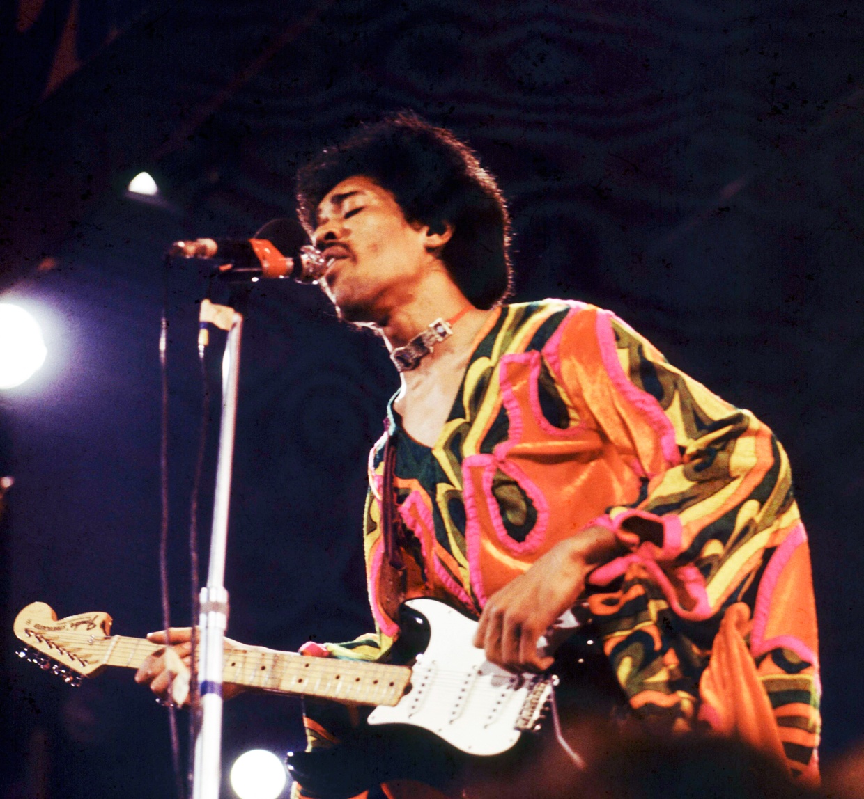 Vòng cổ choker: Tượng đài thời trang bất hủ trong lịch sử âm nhạc  ảnh 4 Vong co choker: Tuong dai thoi trang bat hu trong lich su am nhac anh 4