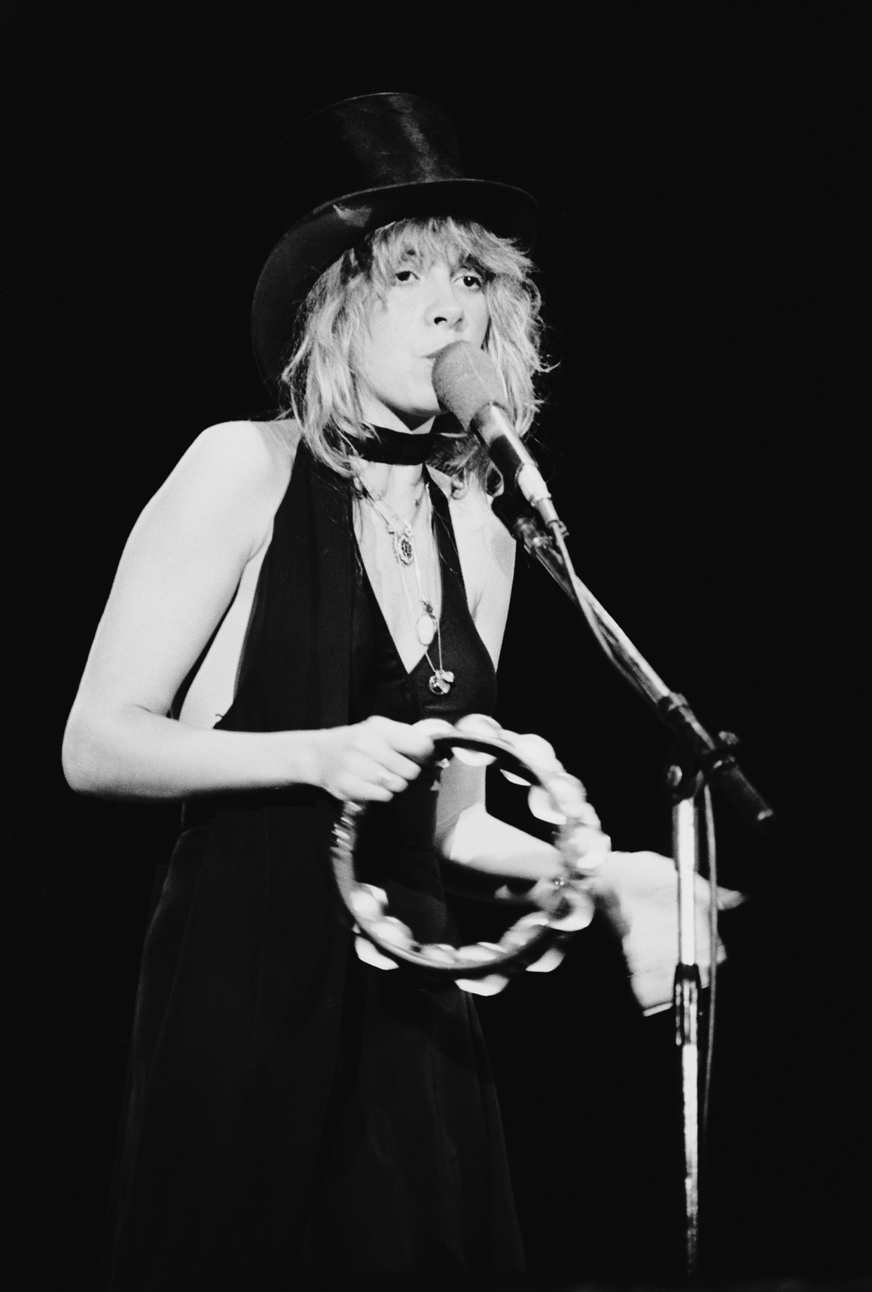 Vòng cổ choker: Tượng đài thời trang bất hủ trong lịch sử âm nhạc  ảnh 9 Vong co choker: Tuong dai thoi trang bat hu trong lich su am nhac anh 9