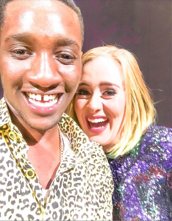 Adele phản ứng hài hước vì trót hôn môi fan nam ảnh 1 Adele phan ung hai huoc vi trot hon moi fan nam anh 1