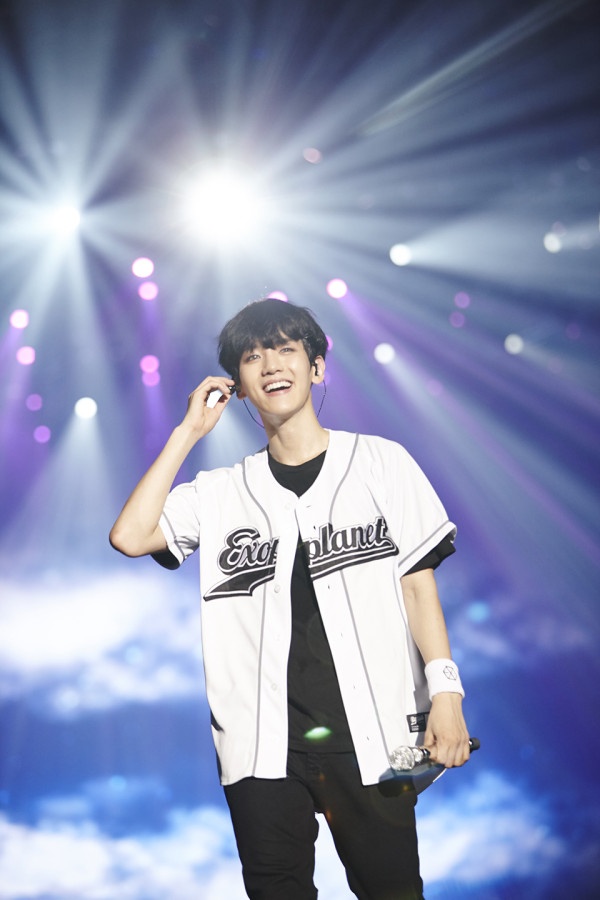 Khán giả trầm trồ khi Baekhyun (EXO) khoe cơ bụng  ảnh 2 Khan gia tram tro khi Baekhyun (EXO) khoe co bung anh 2