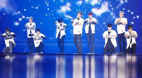 Cu gia U70 di xem concert cua EXO hinh anh