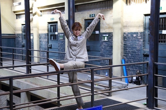 Hau truong hai huoc cua ‘W - hai the gioi’ danh bai phim cua Suzy anh 4