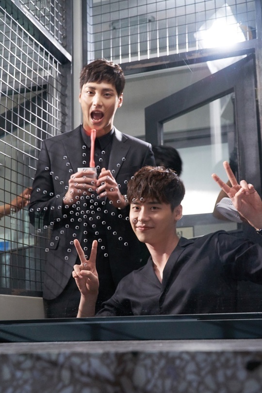 Hau truong hai huoc cua ‘W - hai the gioi’ danh bai phim cua Suzy anh 5