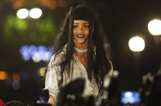 Rihanna dung canh lao vao nguoi ham mo de lam MV moi hinh anh