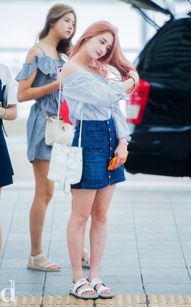 Kieu nu Han xau – dep khi phoi chan vay jeans ngan anh 9