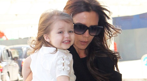 Be Harper ‘lay trom’ giay cao got cua me Vic hinh anh