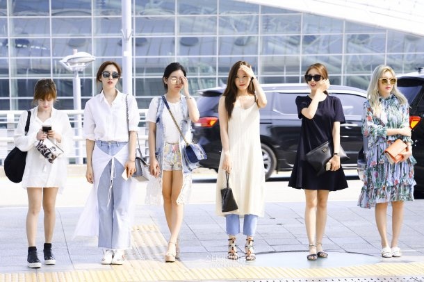 Kieu nu Kpop duoc tro ly chinh vay khi toi san bay anh 4