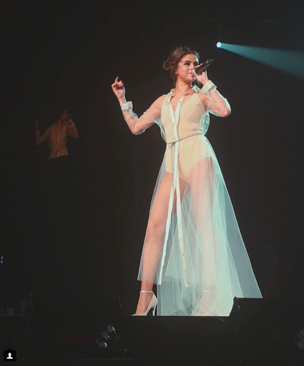 Đẳng cấp thời trang vượt trội của Selena Gomez trong tour Revival ảnh 4 Dang cap thoi trang vuot troi cua Selena Gomez trong tour Revival anh 4