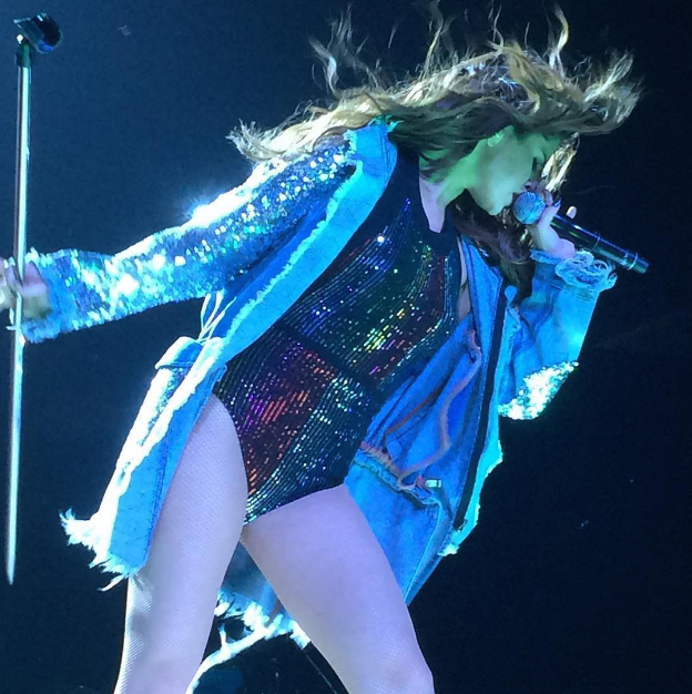 Đẳng cấp thời trang vượt trội của Selena Gomez trong tour Revival ảnh 5 Dang cap thoi trang vuot troi cua Selena Gomez trong tour Revival anh 5