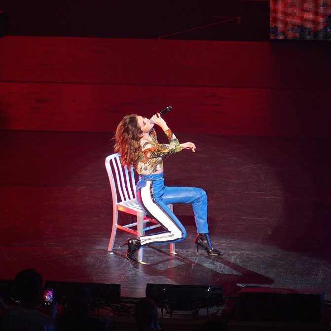 Đẳng cấp thời trang vượt trội của Selena Gomez trong tour Revival ảnh 7 Dang cap thoi trang vuot troi cua Selena Gomez trong tour Revival anh 7