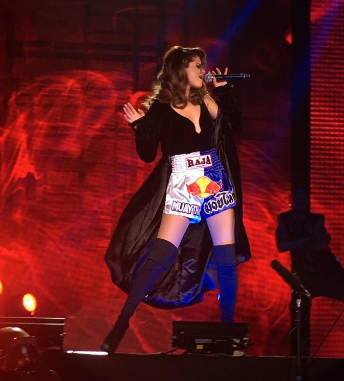 Đẳng cấp thời trang vượt trội của Selena Gomez trong tour Revival ảnh 8 Dang cap thoi trang vuot troi cua Selena Gomez trong tour Revival anh 8