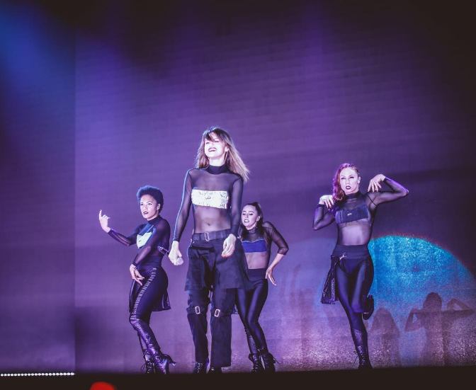 Đẳng cấp thời trang vượt trội của Selena Gomez trong tour Revival ảnh 9 Dang cap thoi trang vuot troi cua Selena Gomez trong tour Revival anh 9