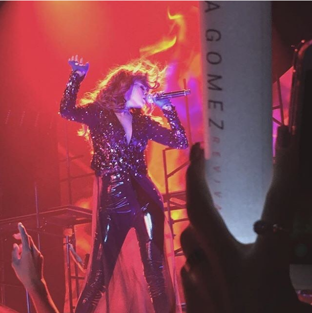 Đẳng cấp thời trang vượt trội của Selena Gomez trong tour Revival ảnh 3 Dang cap thoi trang vuot troi cua Selena Gomez trong tour Revival anh 3