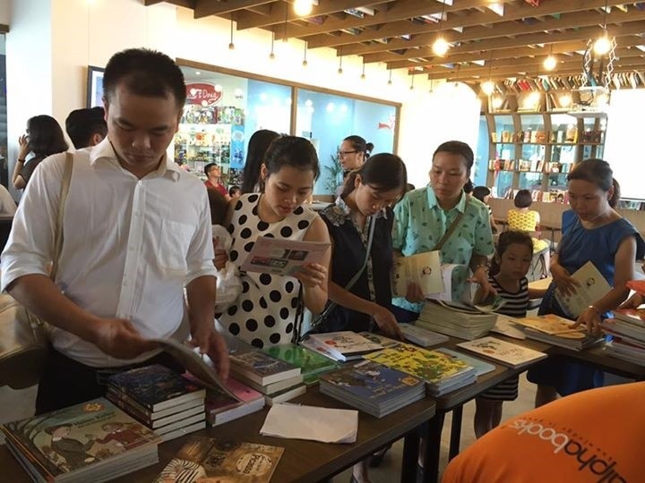 Me oi con thich doc sach anh 1