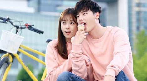 Cap doi 'W - Hai the gioi' hen ho trong canh quay moi hinh anh