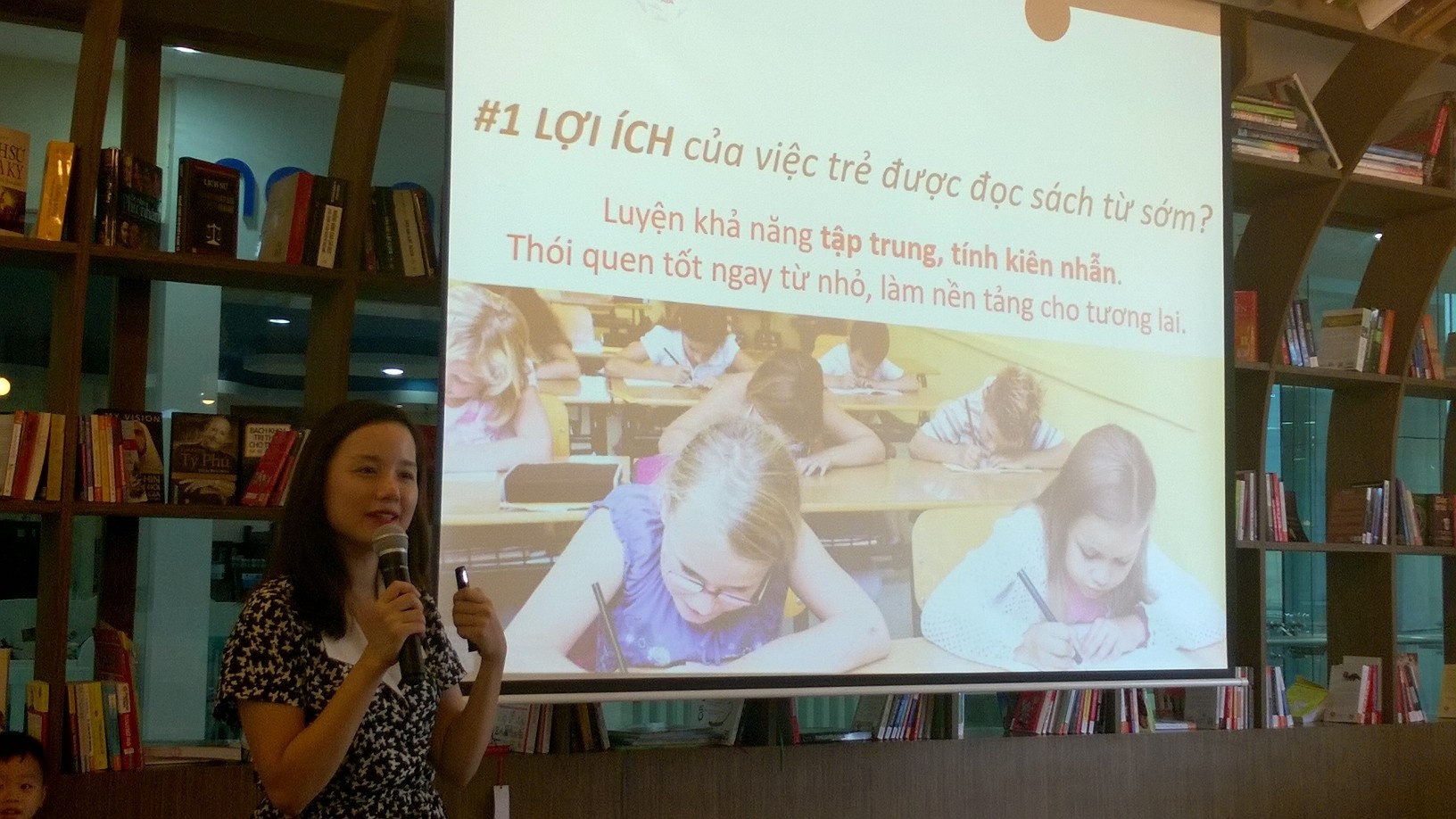 Me oi con thich doc sach anh 2