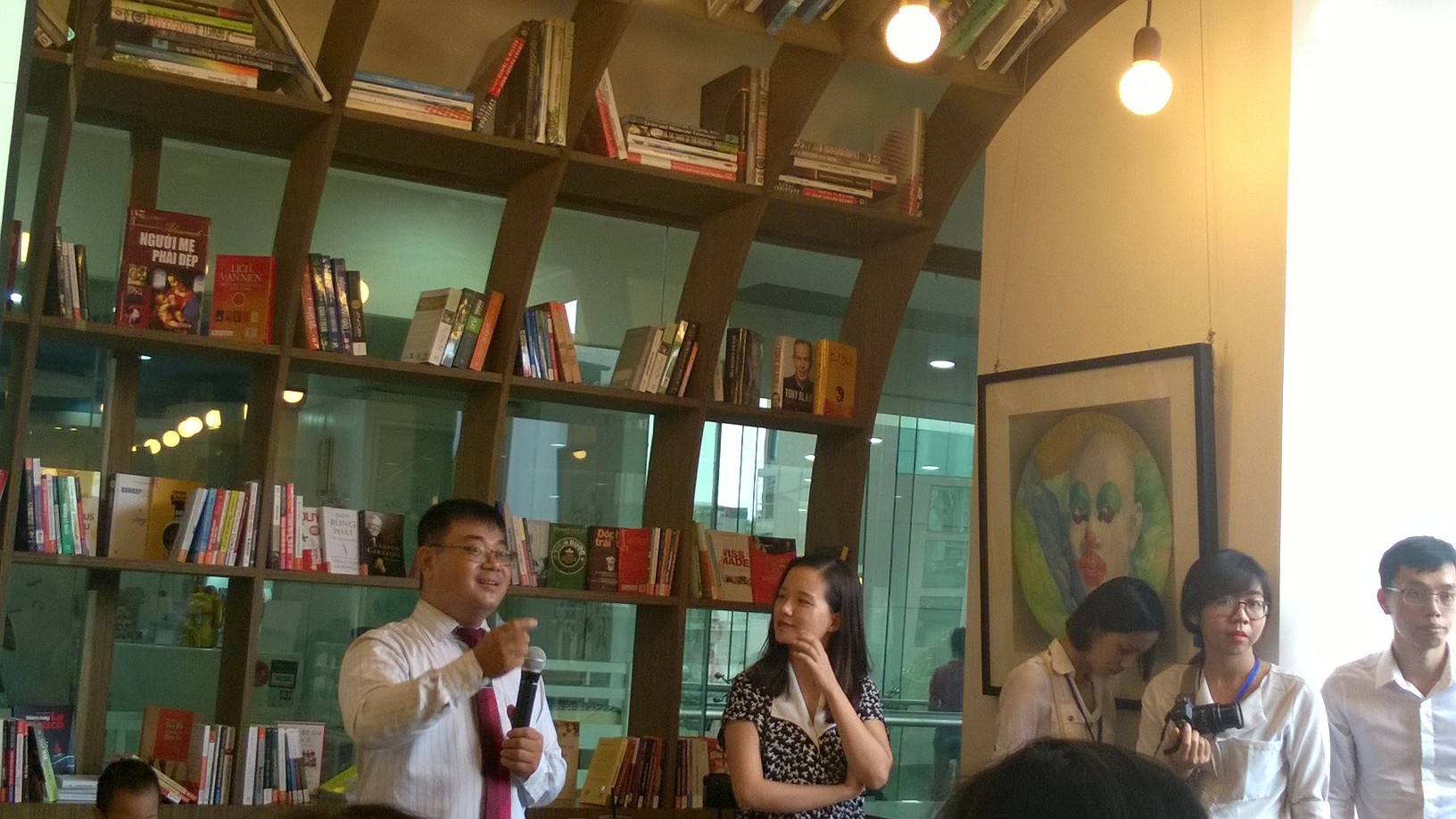 Me oi con thich doc sach anh 3