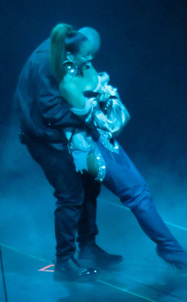 Drake chính thức nói lời yêu Rihanna ngay trên sân khấu ảnh 2 Drake chinh thuc noi loi yeu Rihanna ngay tren san khau anh 2