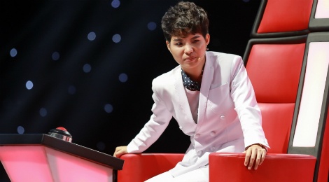Vu Cat Tuong bi chat van ve ghe nong o The Voice Kids hinh anh