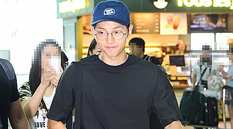 Song Joong Ki lo chieu cao khiem ton o san bay hinh anh