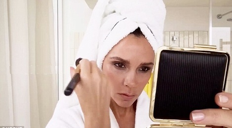 Victoria Beckham trang diem cap toc trong 5 phut hinh anh