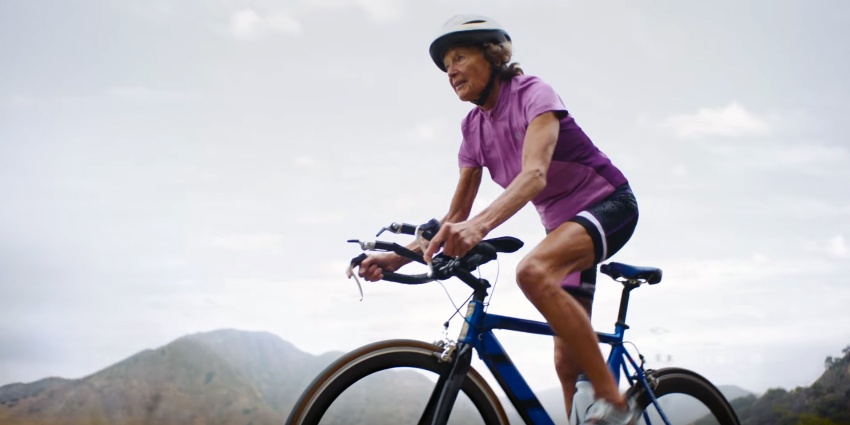 Cu ba di phuot xuat hien trong anh quang cao cua Nike hinh anh