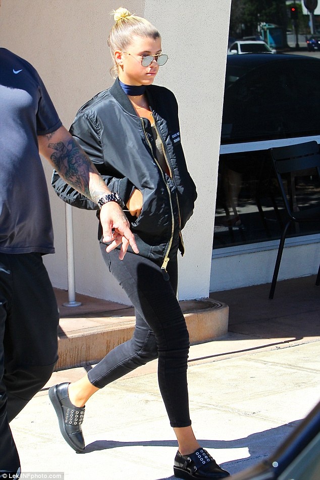 Justin Bieber bi lo anh coi tran,  om hon ban gai noi cong cong anh 9