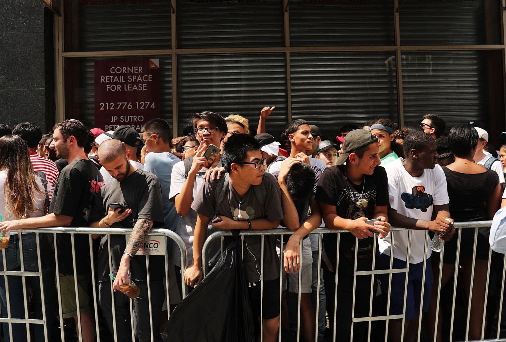 Người hâm mộ làm loạn cửa hàng của Kanye West ảnh 2 Nguoi ham mo lam loan cua hang cua Kanye West anh 2