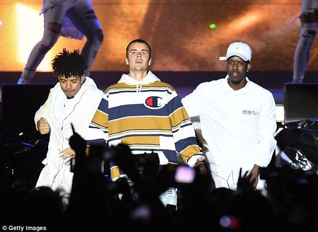 Nguoi ham mo noi gian vi Justin Bieber hat nhep lo lieu hinh anh