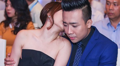 Tran Thanh vo tu hon Hari Won trong quan an hinh anh