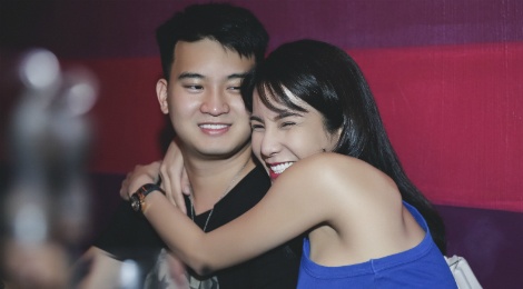 Diep Lam Anh hanh phuc om ban trai trong tiec sinh nhat hinh anh